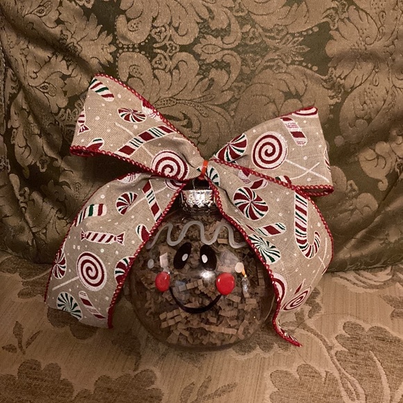 Gingerbread gift tin. Contains a gingerbread ornament and cookie decorating kit. - Picture 5 of 8